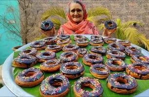 تهیه دونات شکلاتی توسط مادربزرگ هندی در روستا