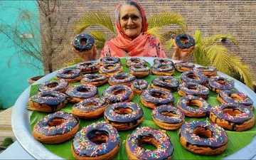 تهیه دونات شکلاتی توسط مادربزرگ هندی در روستا