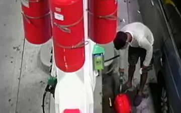 آتش زدن عمدی پمپ بنزین + فیلم