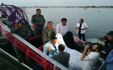 مراسم ازدواج دو جوان سوسنگردی روی قایق +فیلم