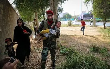 روایت شنیدنی سربازان ارتش از لحظه نفس گیر نجات زنان وکودکان، زیر رگبار گلوله در حادثه تروریستی اهواز + فیلم 