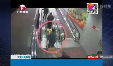فیلم/ بلعیده شدن مردی توسط پله برقی در فروشگاهی در ژنگژو چین!