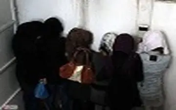 استخر پارتی مختلط| دستگیری دختران و پسران نیمه عریان در بدترین شرایط ممکن!