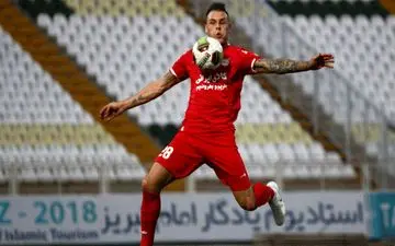 ستارۀ خارجی تراکتورسازی، به شکل پنهانی وارد فرودگاه شد! +عکس