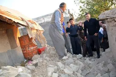اختصاصی/ گزارش تصویری کامل  حضور علی دایی در مناطق زلزله زده
