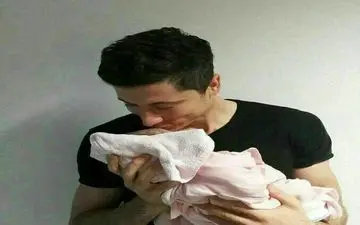 عکس/ ستاره تیم بایرن صاحب فرزند دختر شد