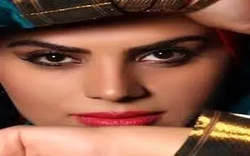 پوشش جالب مژگان بیات، کنار دریا