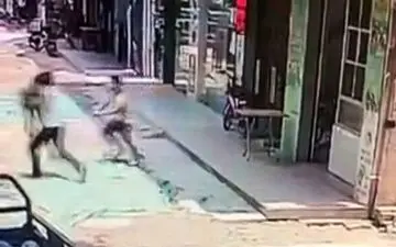 لحظه ربوده شدن کودک در مقابل رستوران پدرش