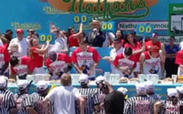 برنده مسابقه ۷۱ هات‌داگ خورد!