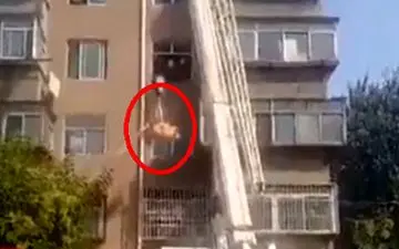 شیوه عجیب انتقال مرد ۲۲۵ کیلویی به آمبولانس +فیلم