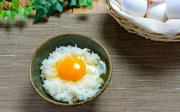 خوردن تخم مرغ خام چه حکمی دارد؟