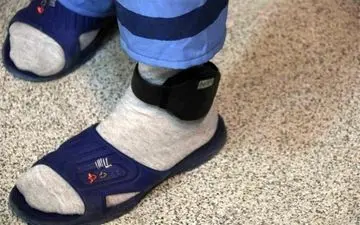 دستگیری اولین سارقی که با پابند الکترونیکی هم قصد سرقت داشت! + ویدئو