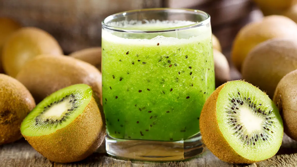 مهم‌ترین فواید آب لیمو و کیوی برای سلامت بدن