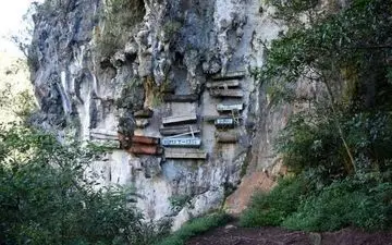 در این قبرستان تابوت‌ها روی صخره‌ای بلند نصب می‌شوند! +تصاویر