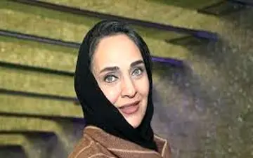 خانم بازیگر در حال رفع خستگی با روشی عجیب و غریب