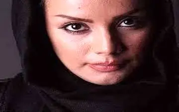 پوشش جالب بیتا بیگی در افتتاحیه یک نمایشگاه