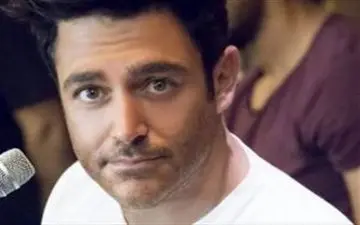 تیپ جالب رضا گلزار و منوچهر هادی در حاشیه یک فیلم (عکس)