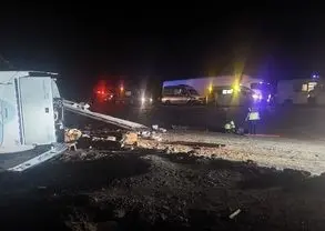 تصادف خونین در جاده نائین: واژگونی اتوبوس و تریلی، ۴ جان باخته و ۲۰ مجروح بر جای گذاشت