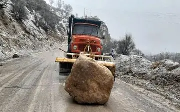 ریزش سنگ در محورهای کهگیلویه و بویراحمد