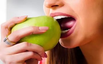 کشف معجزه‌آسای یک ترکیب طبیعی در سیب و بادام؛ خداحافظی با بیماری‌های لثه بدون آنتی‌بیوتیک!