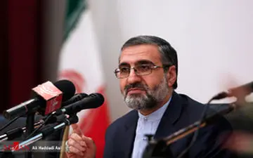 زنی که در حال آتش‌زدن اوراق قرآن کریم بود دستگیر شد