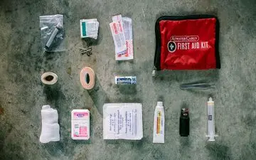 آماده‌سازی جعبه کمک‌های اولیه برای سفرهای نوروزی