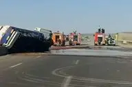 واژگونی تریلی حامل بنزین اتوبان تهران ساوه را مسدود کرد