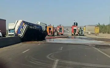 واژگونی تریلی حامل بنزین اتوبان تهران ساوه را مسدود کرد
