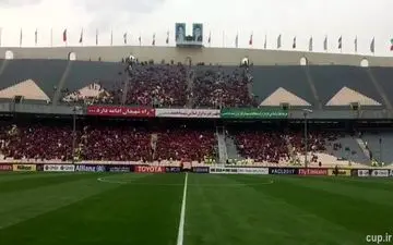  شعار علیه منصوریان و استقلال توسط پرسپولیسی ها