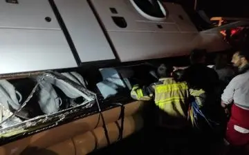 واژگونی اتوبوس در جاده مرودشت ـ سعادت‌شهر با ۳ کشته و ۲۳ مصدوم