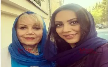 سلفی مونا فرجاد به همراه مادرش وسط خیابان (عکس)