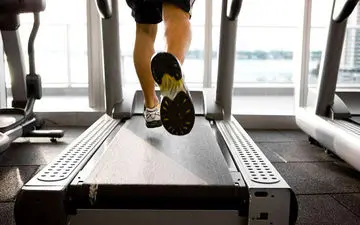 کدام یک کالری بیشتری می سوزاند؟ دویدن داخل خانه یا بیرون از خانه؟