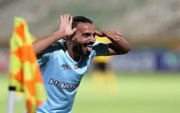 توقف سپاهان برابر پیکان در نیمه نخست/ نساجی با  برتری برابر صنعت نفت به رختکن رفت/ ویسی اخراج شد 