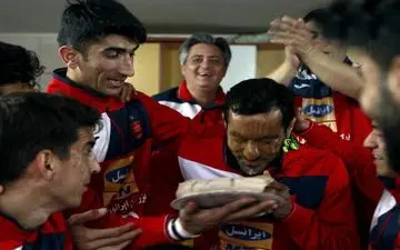  پرتاب کیک بیرانوند روی صورت ربیع خواه (عکس)