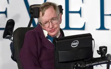 "هاوکینگ" در کنار "نیوتن" و "داروین" آرام می‌گیرد