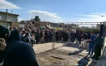 تصاویری از تجمع مردم مقابل منزل سردار سلیمانی