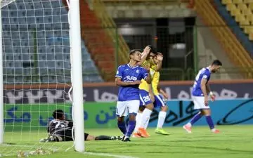  بوسیدن لوگوی استقلال توسط رمضانی و پرتاب سنگ به زمین + عکس 