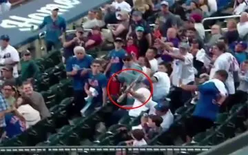 اتفاق جالب حین بازی بیسبال در استادیوم! +فیلم