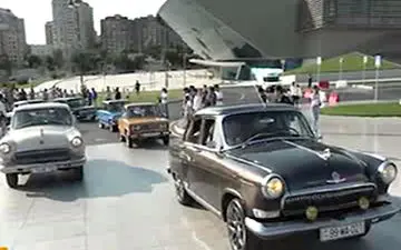 نمایش ماشین‌های قدیمی در شهر + فیلم