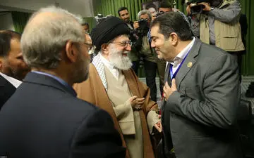عکس/ هدیه رهبرانقلاب به مهمانش