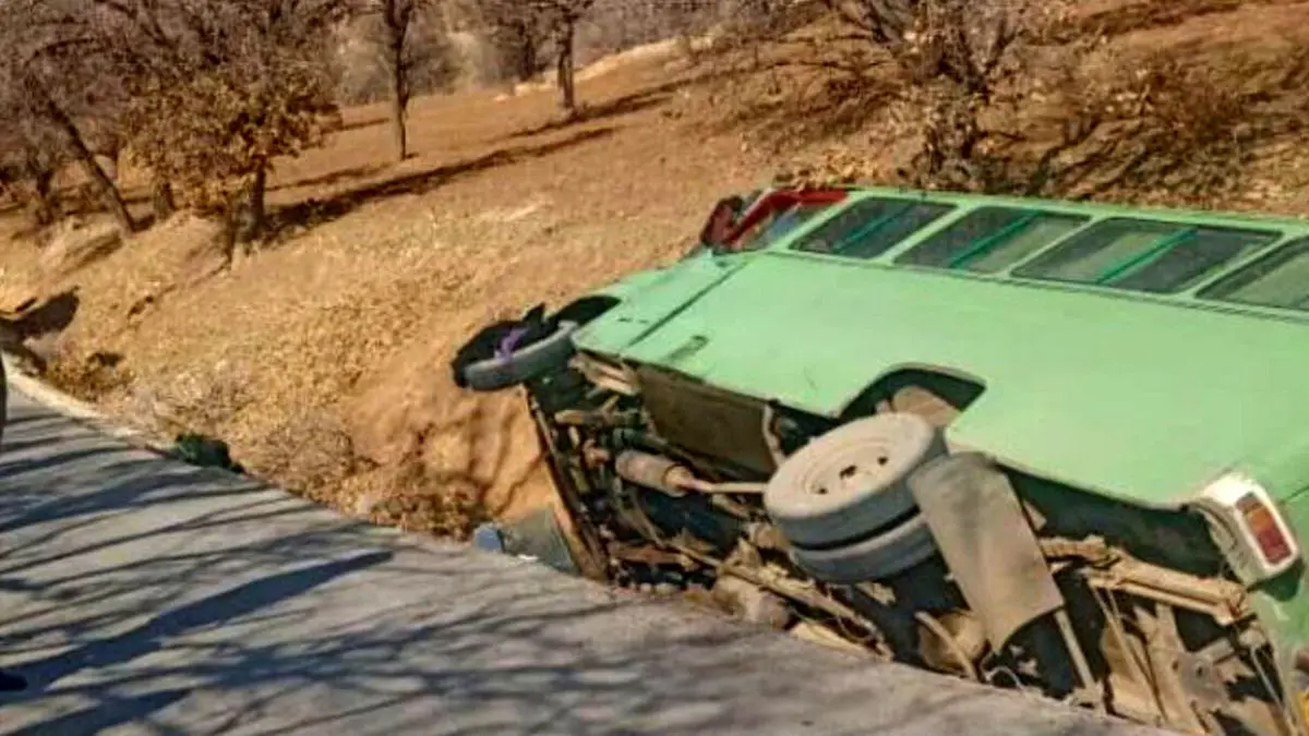 حادثه رانندگی مینی‌بوس دانش‌آموزی در لردگان؛ خوشبختانه همه سالم هستند
