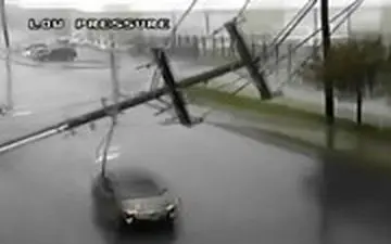 لحظه وحشتناک سقوط تیرهای برق در طوفان مهیب آمریکا