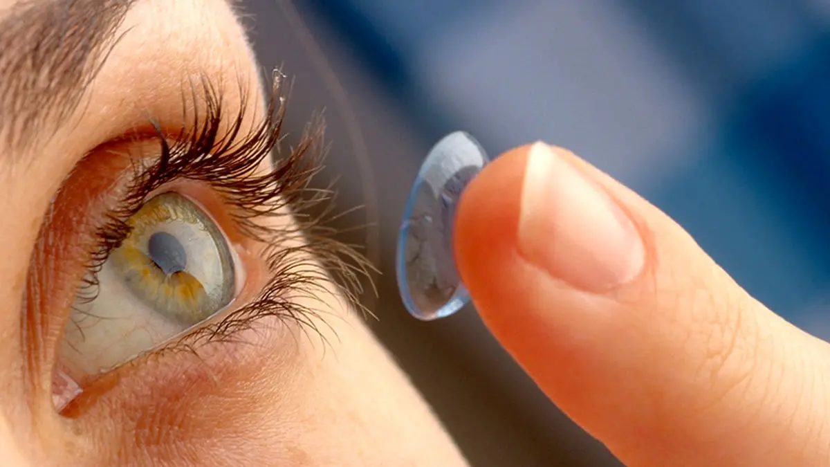 10 خطر استفاده از لنز بـرای دختران جـوان