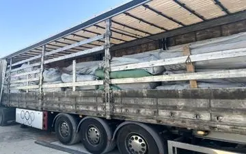 توقیف کامیون حامل پارچه‌‍‌های ۱۱۵ میلیارد ریالی فاقد مجوز در کازرون 