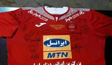 حراج پیراهن سیدجلال حسینی در دربی برای کمک به زلزله‌زدگان+عکس