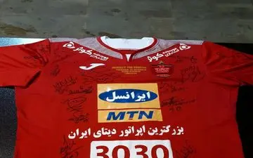 حراج پیراهن سیدجلال حسینی در دربی برای کمک به زلزله‌زدگان+عکس