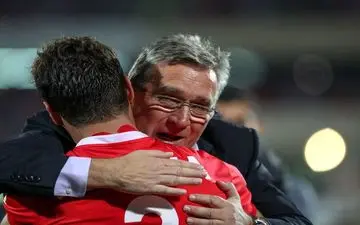 اشک‌ شوق پروفسور در آغوش شجاع (عکس)