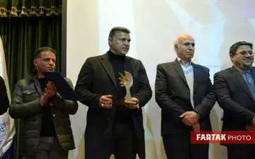 اهداء تندیس مهر حقوق بشر، به پاس اقدامات بشردوستانه به «علی دایی» 
