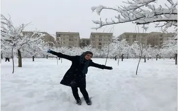 تیپ و ژست سارا بهارلو در هوای برفی