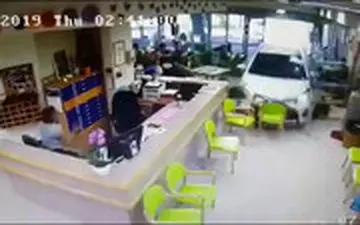  خانم ۷۴ ساله، با ماشین وارد سالن خانه سالمندان شد!